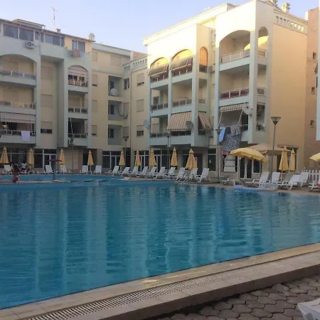 Kingu's Δωμάτια σε οικογενειακή κατοικία Golem (Tirana)